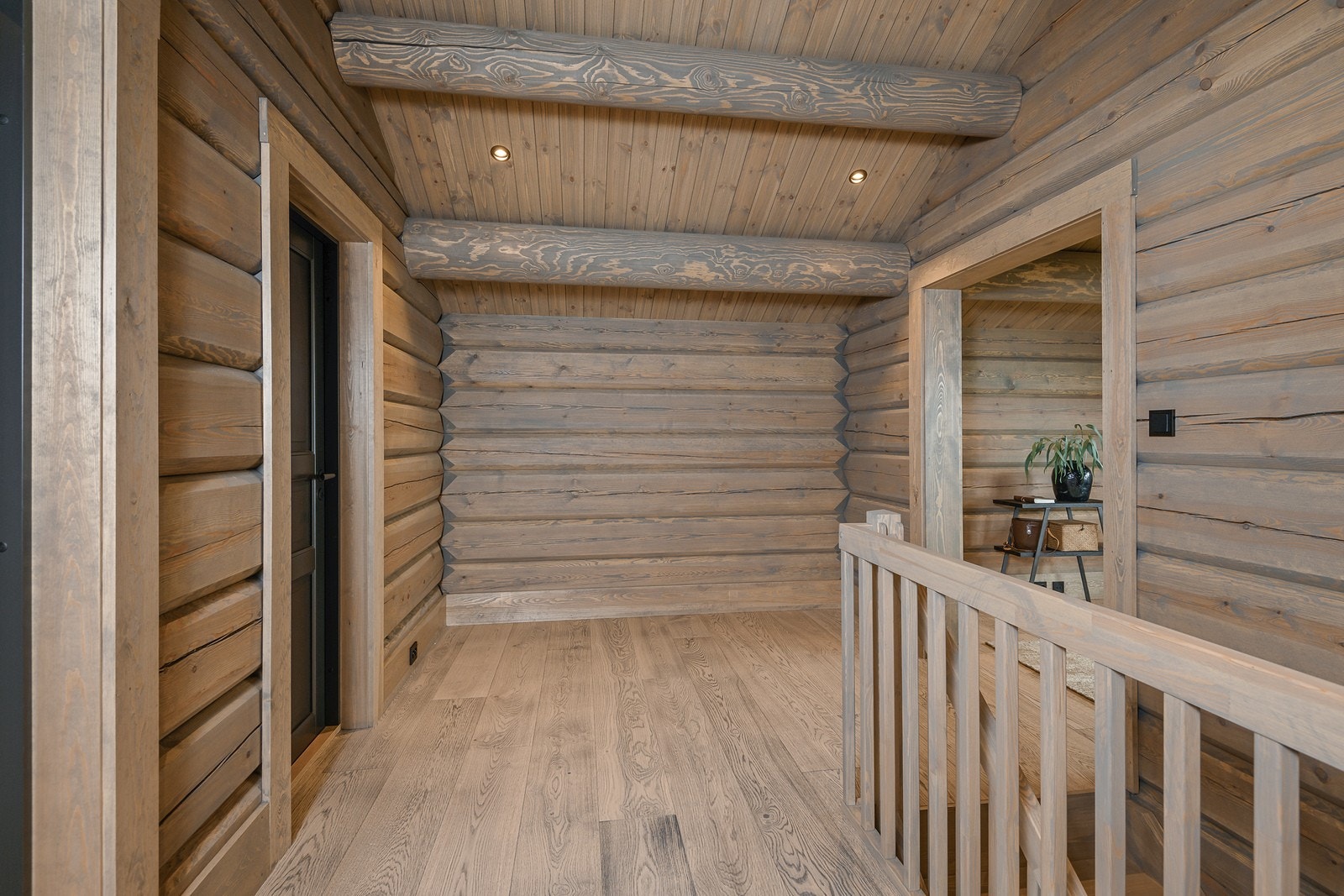 I hyttens andre etasje er det gang, to soverom og loftstue. Galleribilde