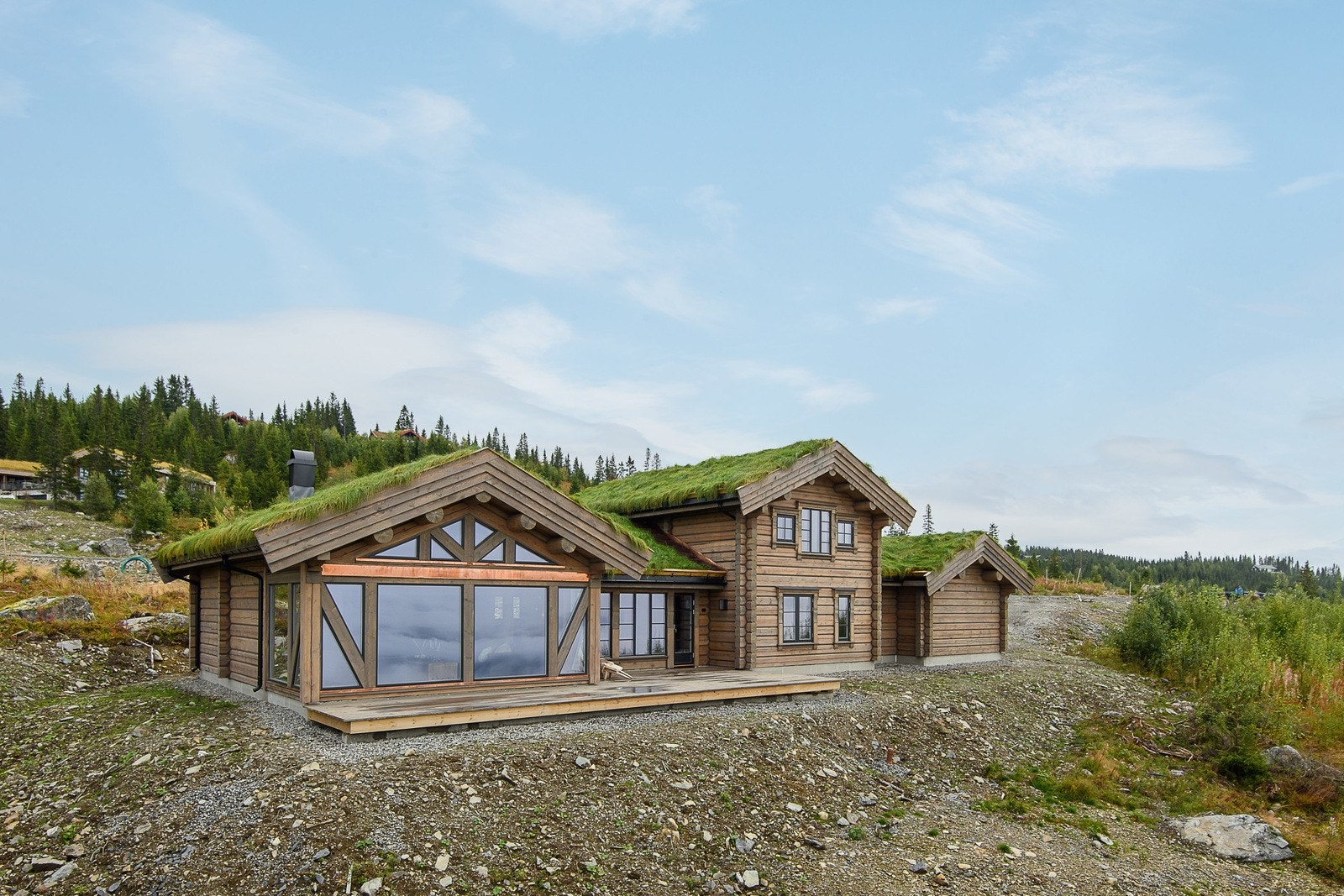 Fritidsboligen har god intern beliggenhet med enkel adkomst til alpinbakke via tilfartsløype og langrennsspor i området som tar deg innover skogsløypene mot Gropmarka og Nordseter. Galleribilde