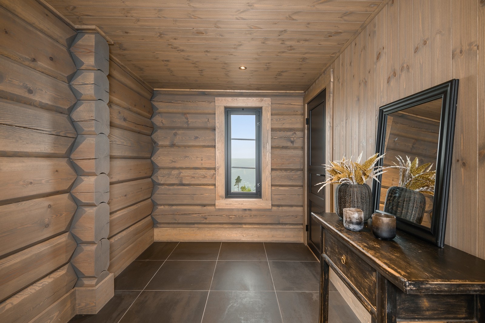 Til venstre for inngangsdøren er det god plass til oppbevaringsmøbler. Galleribilde