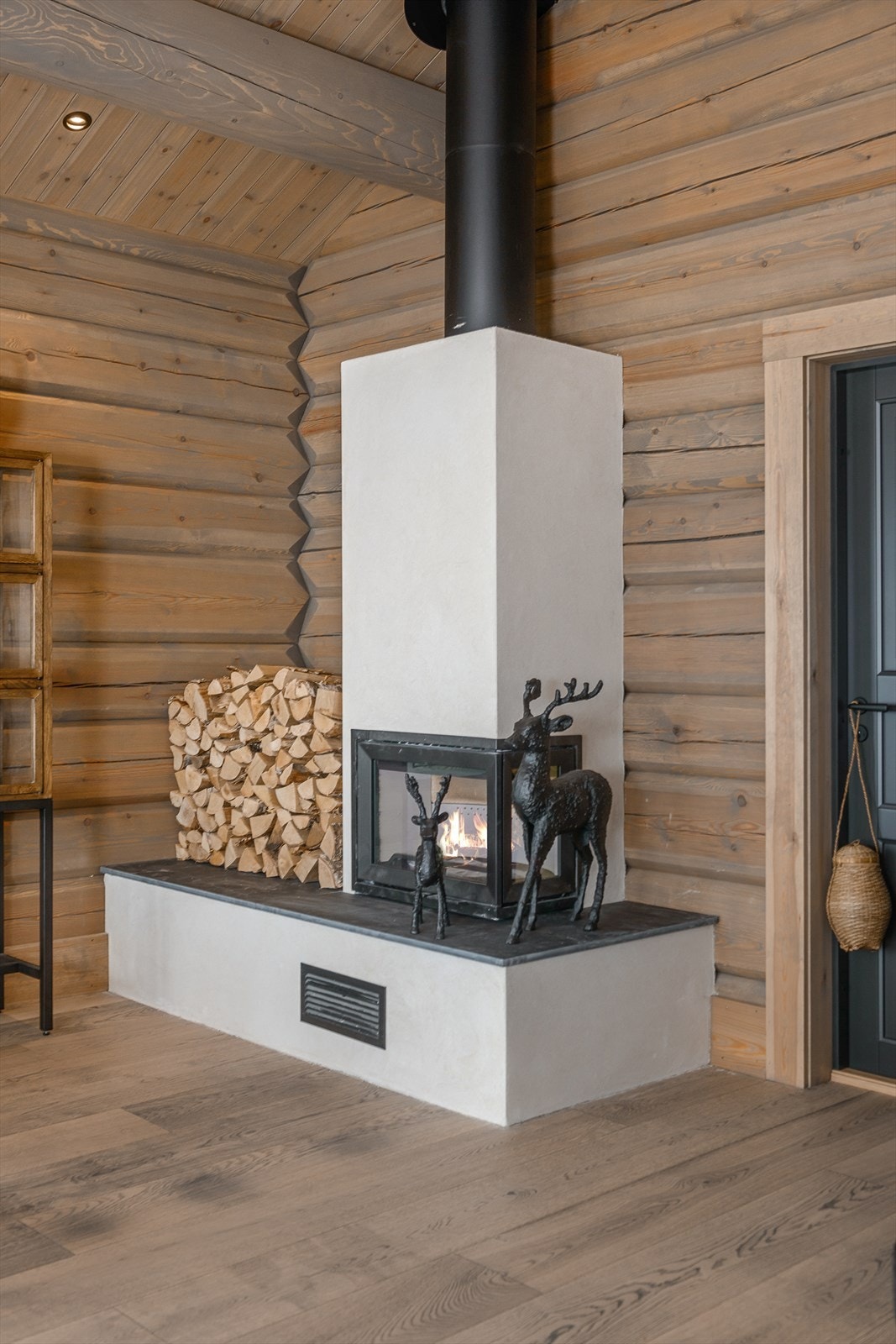 Peisovnen sørger for varme og en hyggelig atmosfære i rommet. Galleribilde