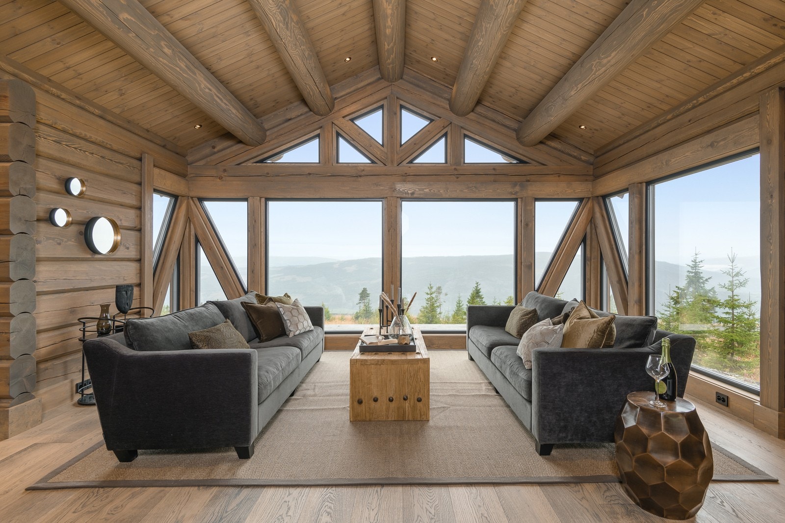 Lys og luftig stueavdeling med flere soner og møbleringsmuligheter. Legg merke til de store vindusflatene! Galleribilde