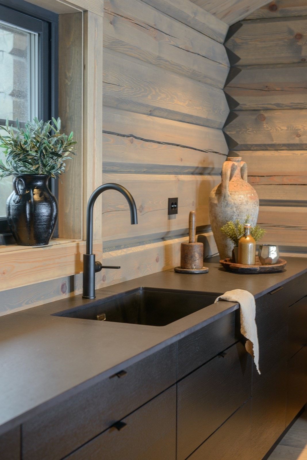 Oppvaskkummen er nedfelt i benkeplaten. Galleribilde