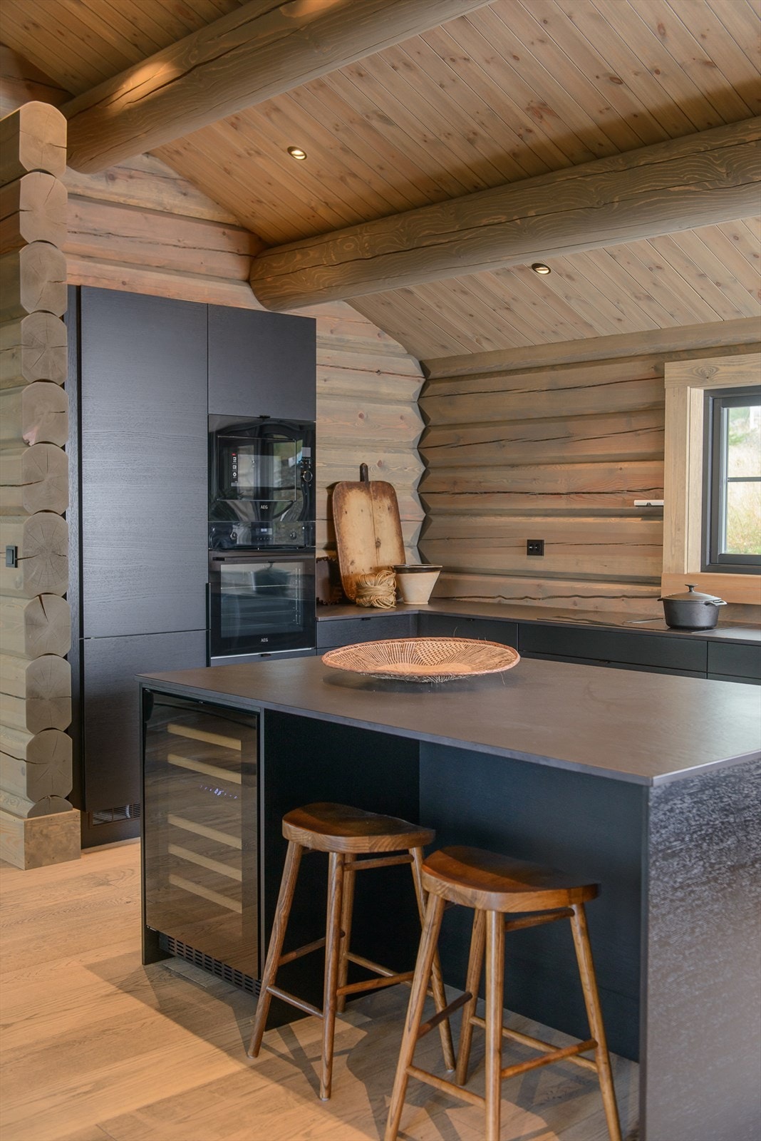 Integrerte hvitevarer fra AEG med kjøl/frys, komfyr, mikro og vinskap. Koketopp m/benkeventilator. Galleribilde