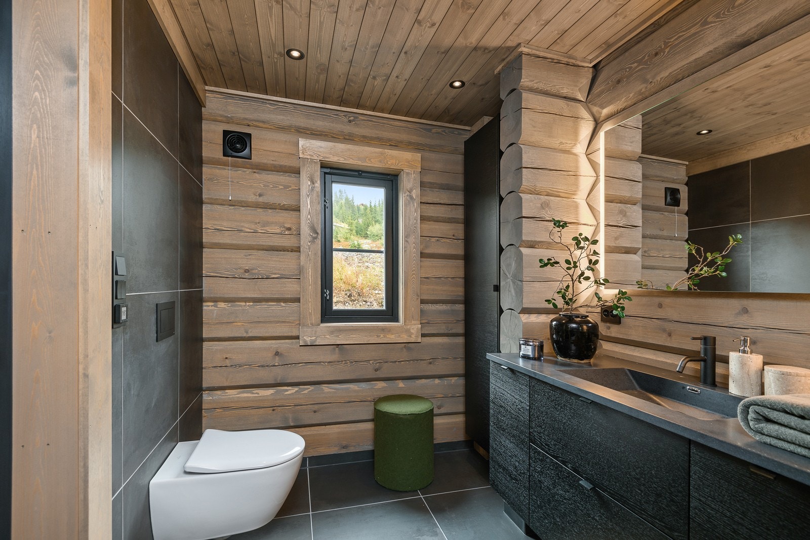 HTH baderomsinnredning med vaskeskap m/skuffer og høyskap. Vegghengt toalett. Galleribilde