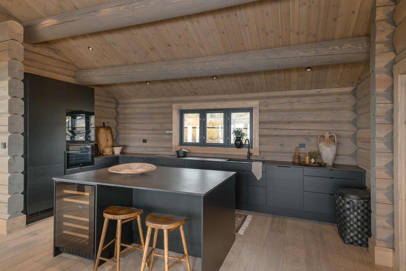 Hvitevarer som oppvaskmaskin, stekeovn, mikro, koketopp m/benkeventilator og kjøl/frys er integrert i innredningen. Galleribilde