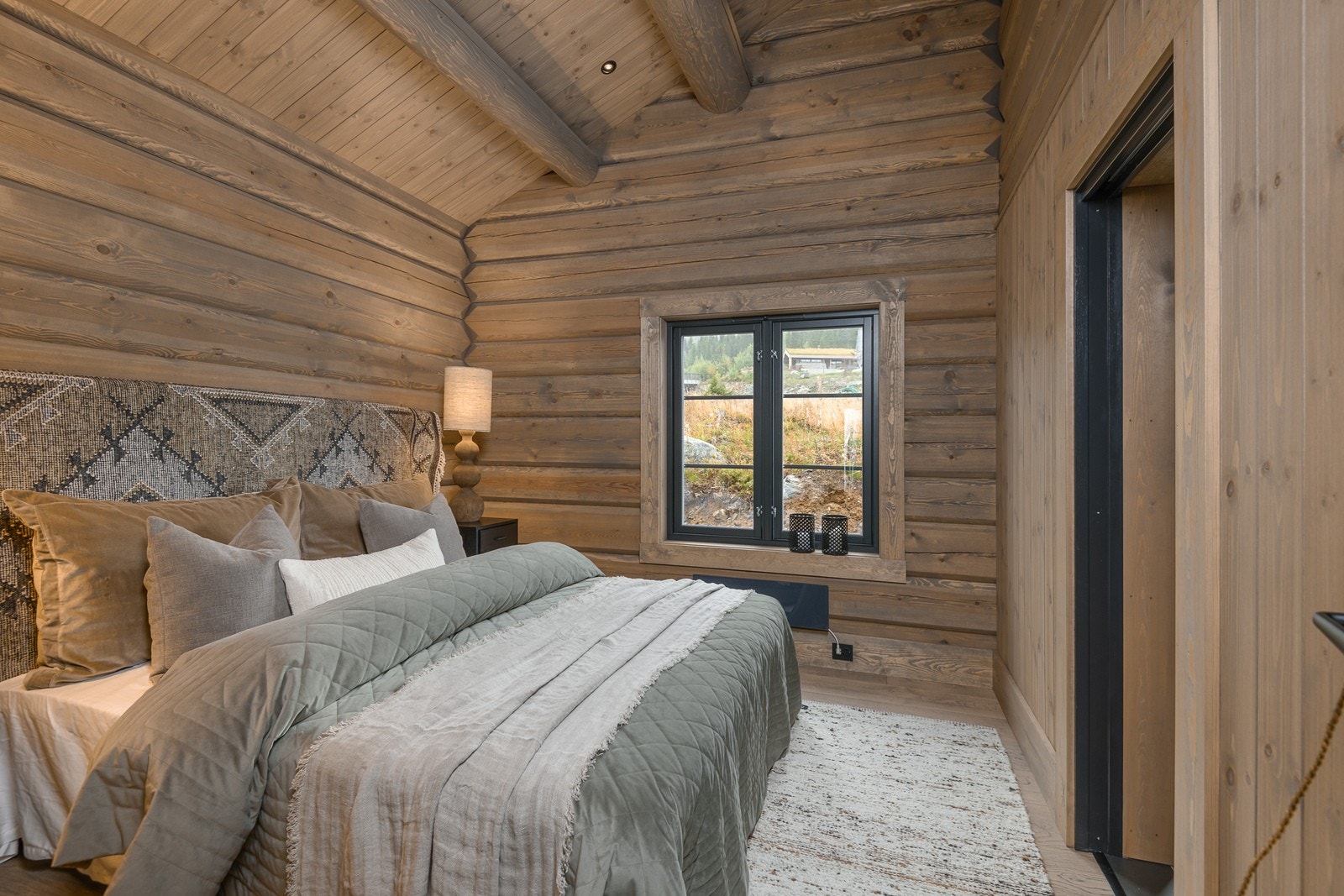 Hovedsoverommet er av god størrelse med plass til en dobbeltseng og tilhørende nattbord. Galleribilde