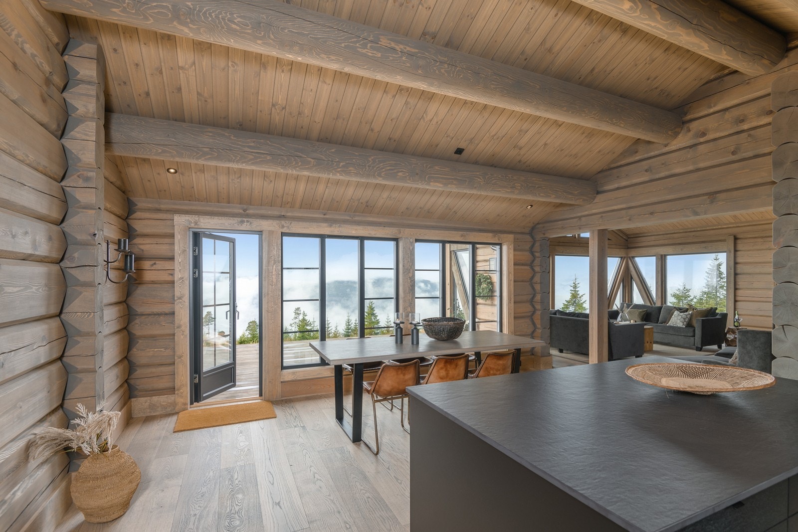 Spisestuebordet er praktisk plassert delvis adskilt fra stuen rett ved kjøkkenet. Galleribilde