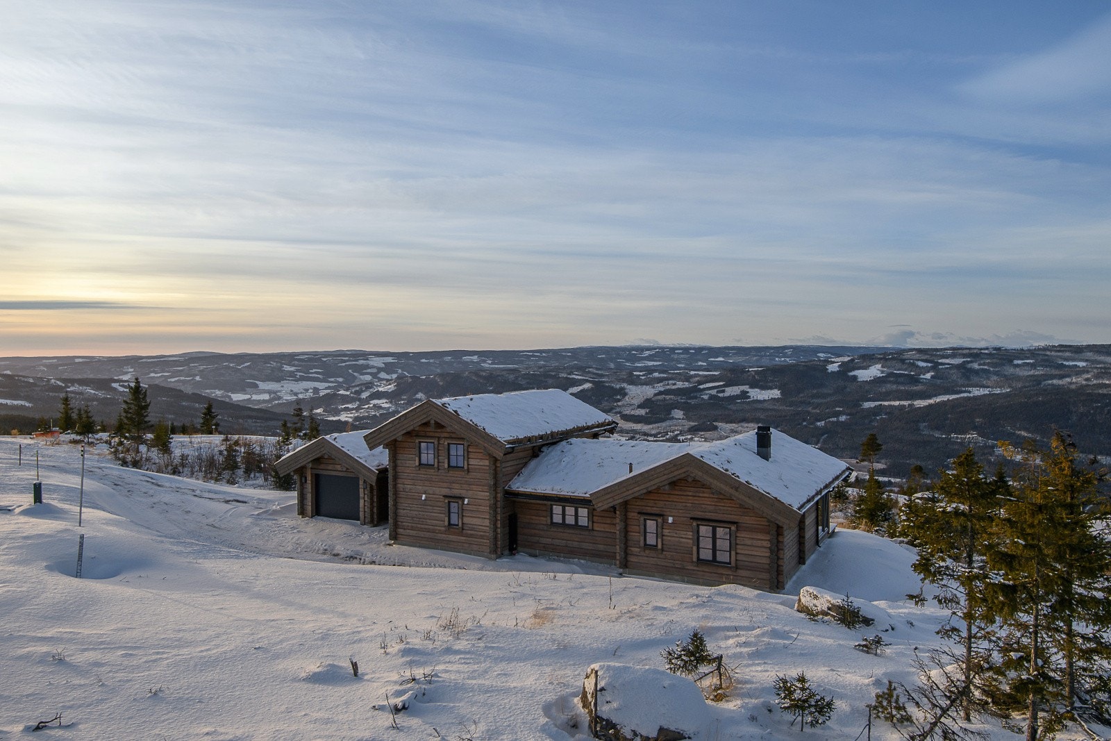 Hytten er bygget med garasje og har for øvrig rikelig med parkeringsplasser på egen tomt. Galleribilde