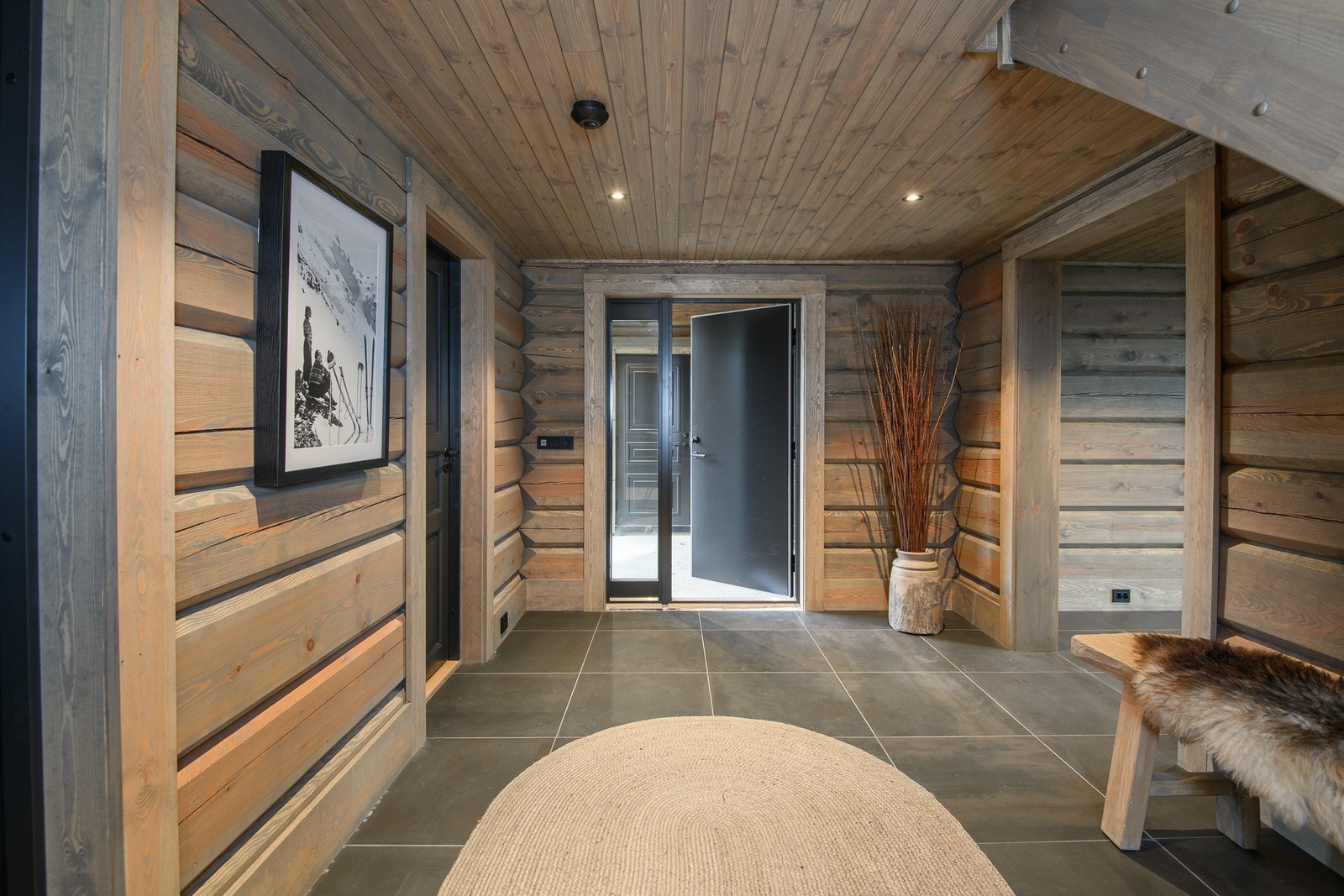 Hyggelig adkomst via overbygget inngangsparti i hovedetasjen. Utvendig bod er praktisk plassert rett ved inngangspartiet. Galleribilde