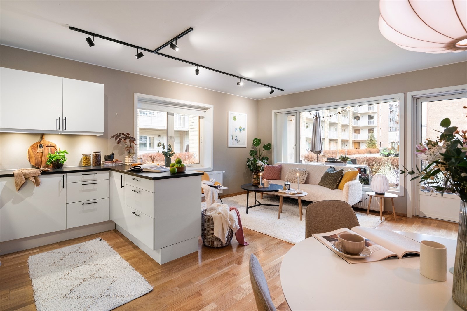 Gulvet er belagt med 3-stavs parkett, mens veggene er malt i en tidsriktig farge som skaper en lun og moderne følelse. Galleribilde
