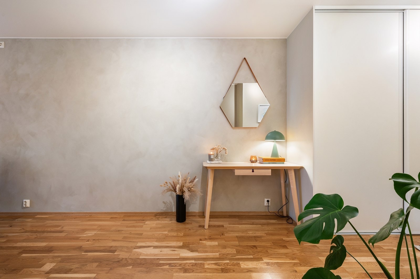 Her er det også plass til en kontorløsning om ønskelig, eller for eksempel ekstra oppbevaringsmøbel. Galleribilde