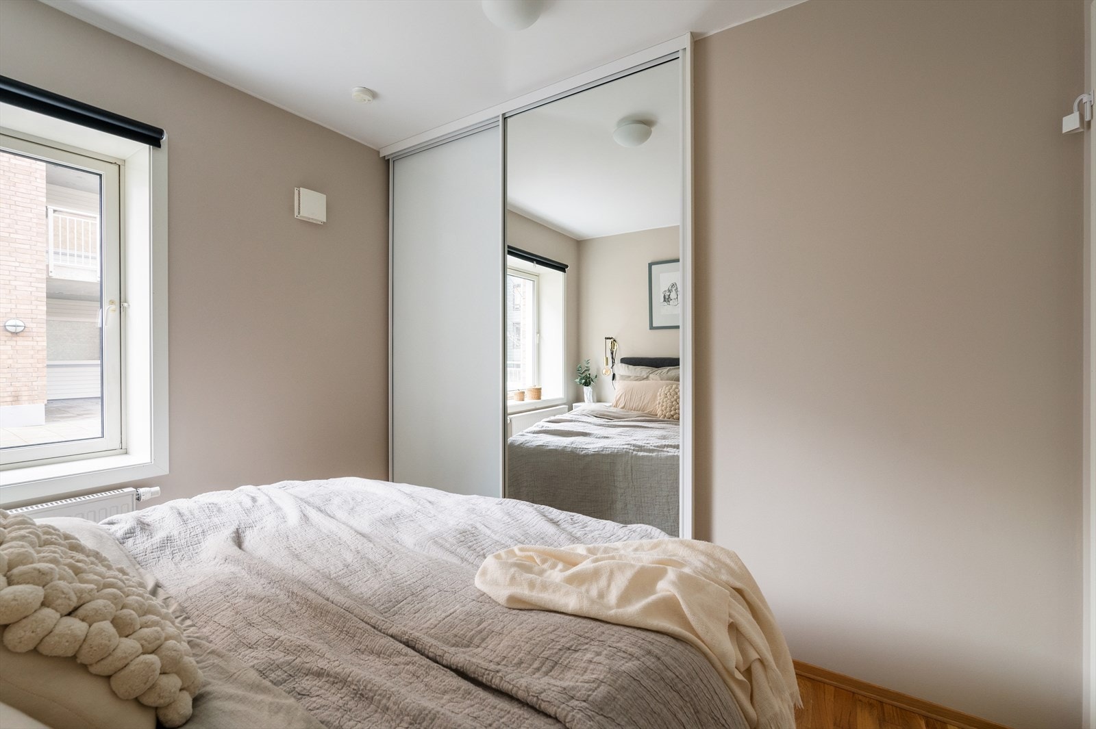 En stor skyvedørsgarderobe med speilfronter gir rikelig med oppbevaringsplass til klær og personlige eiendeler. Galleribilde