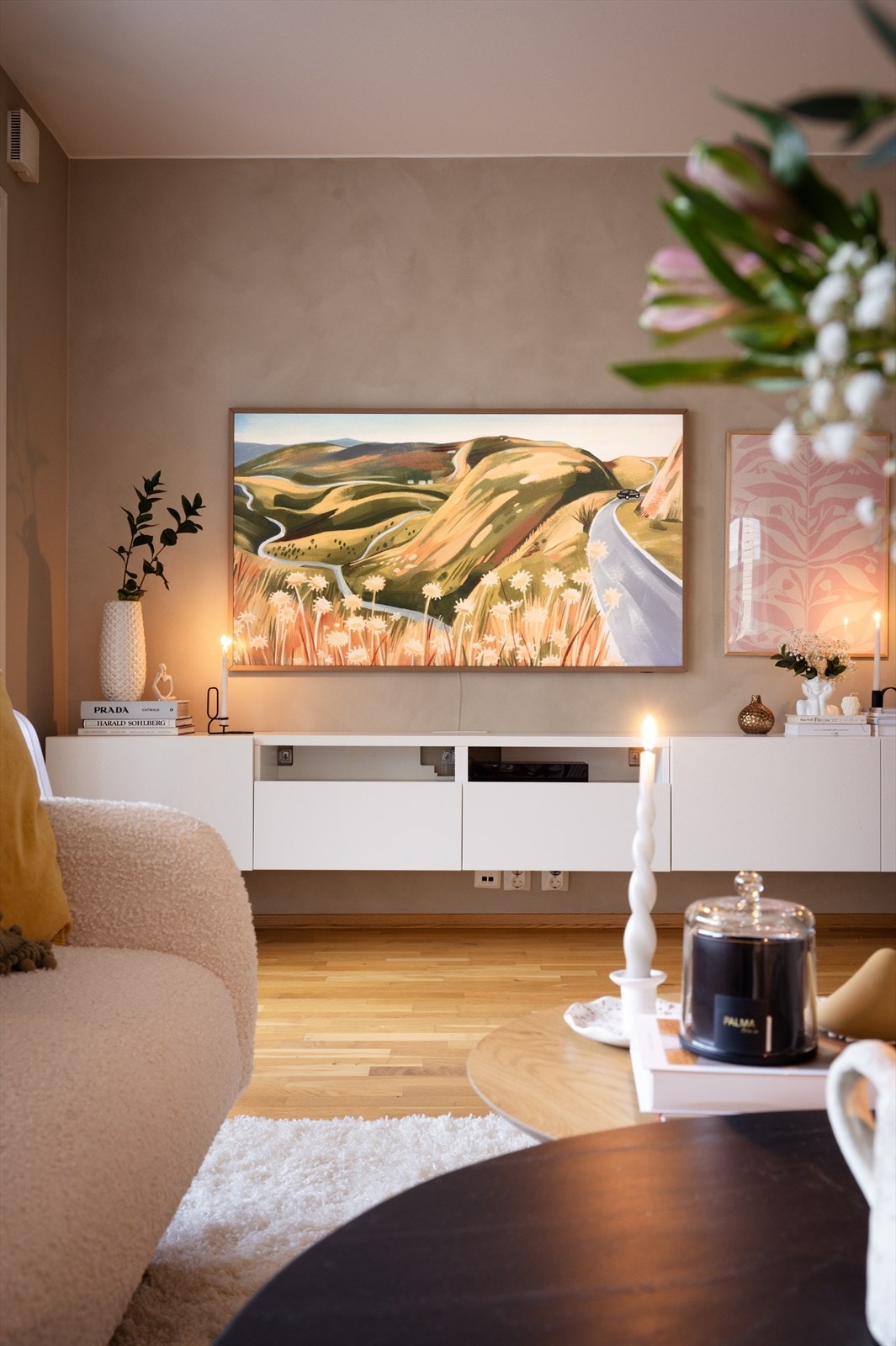 Med vinduer fra flere vinkler, er denne stuen ekstra lys og fin. Galleribilde