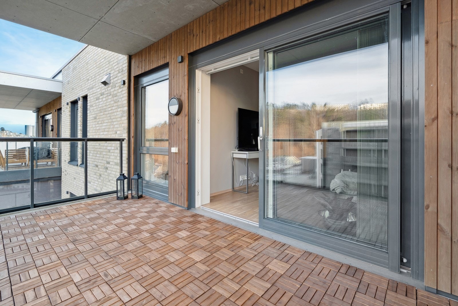 Her er det plass til ønsket utemøblement og beplantning. Det er belysning og stikkontakt ute. Galleribilde