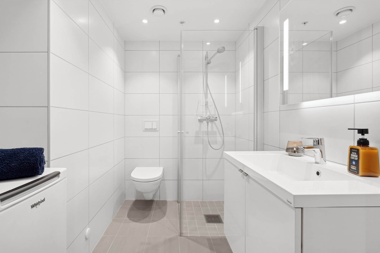 Lyst og flislagt baderom fra byggeår. Galleribilde