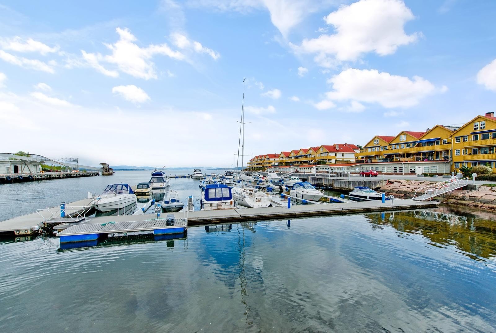 Hurtigbåten til Aker Brygge går fra Odden Marina som ligger ved Gamle Slemmestad Sentrum. Galleribilde