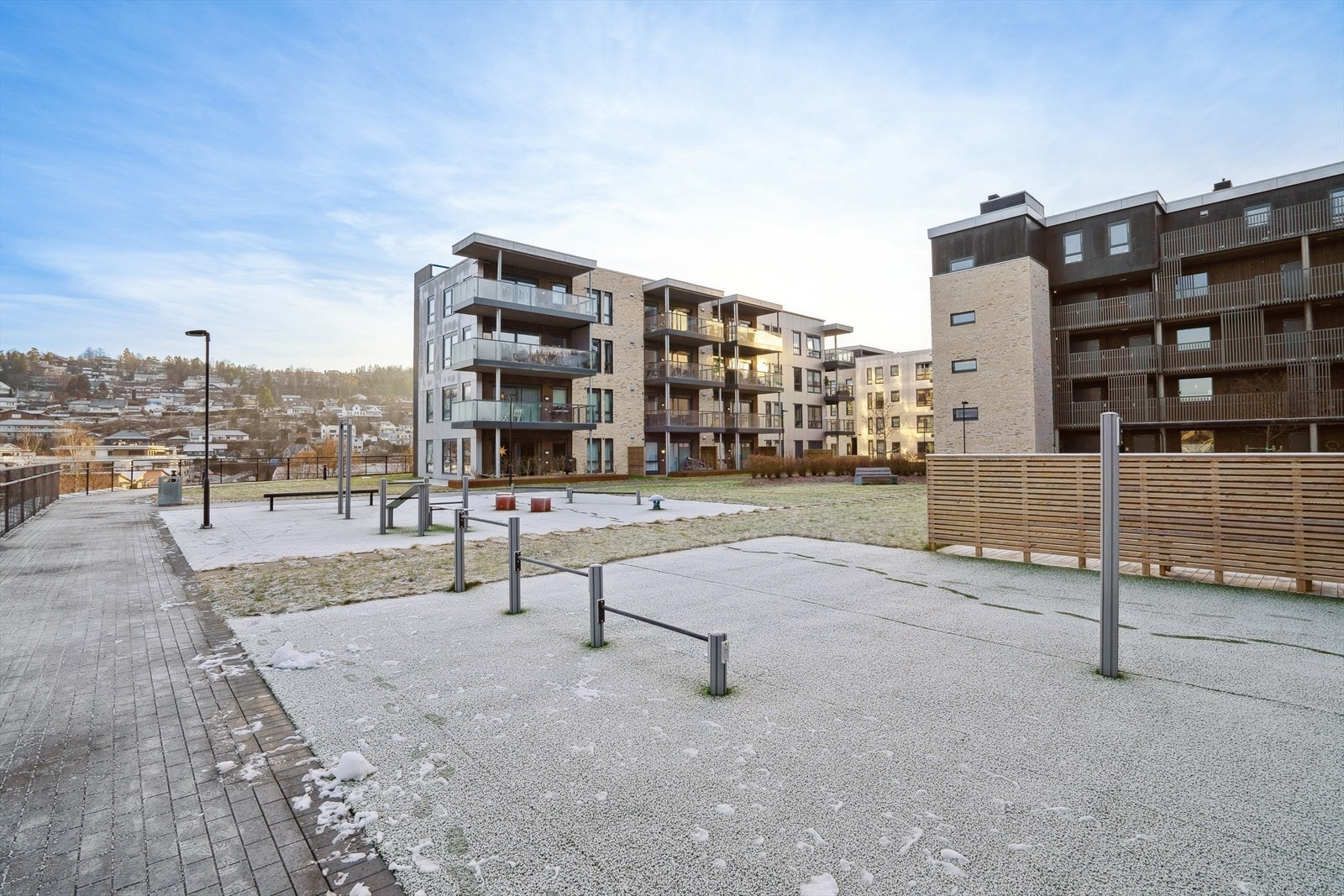 Pent opparbeidet felles tomt på ca. 27 710 m² med internveier, gressplen, beplantning og opparbeidede uteområder. Galleribilde