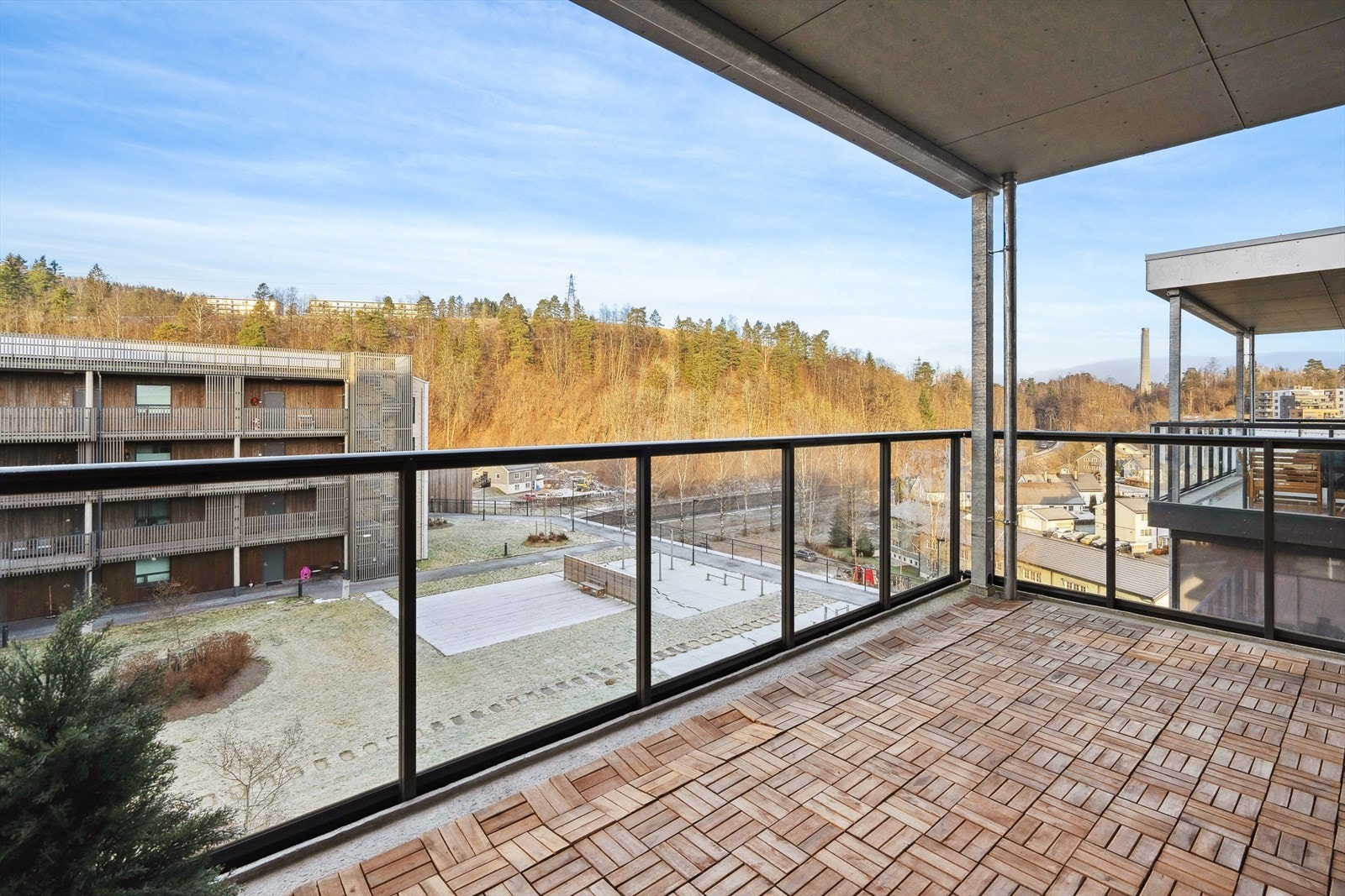 Utgang til vestvedt og overbygd terrasse på 11 kvm. Galleribilde