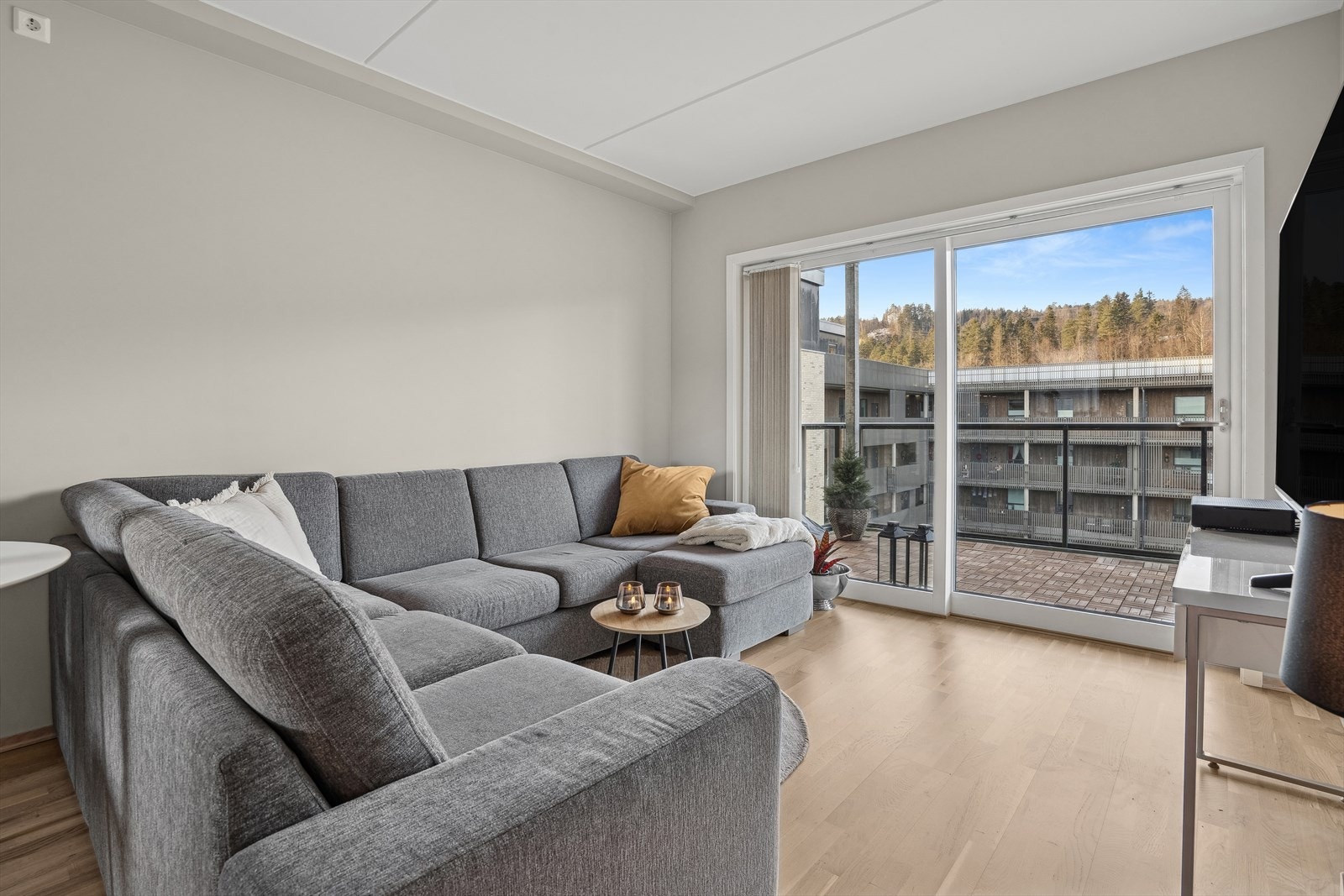 Lys og tiltalende leilighet med overbygd terrasse. Galleribilde