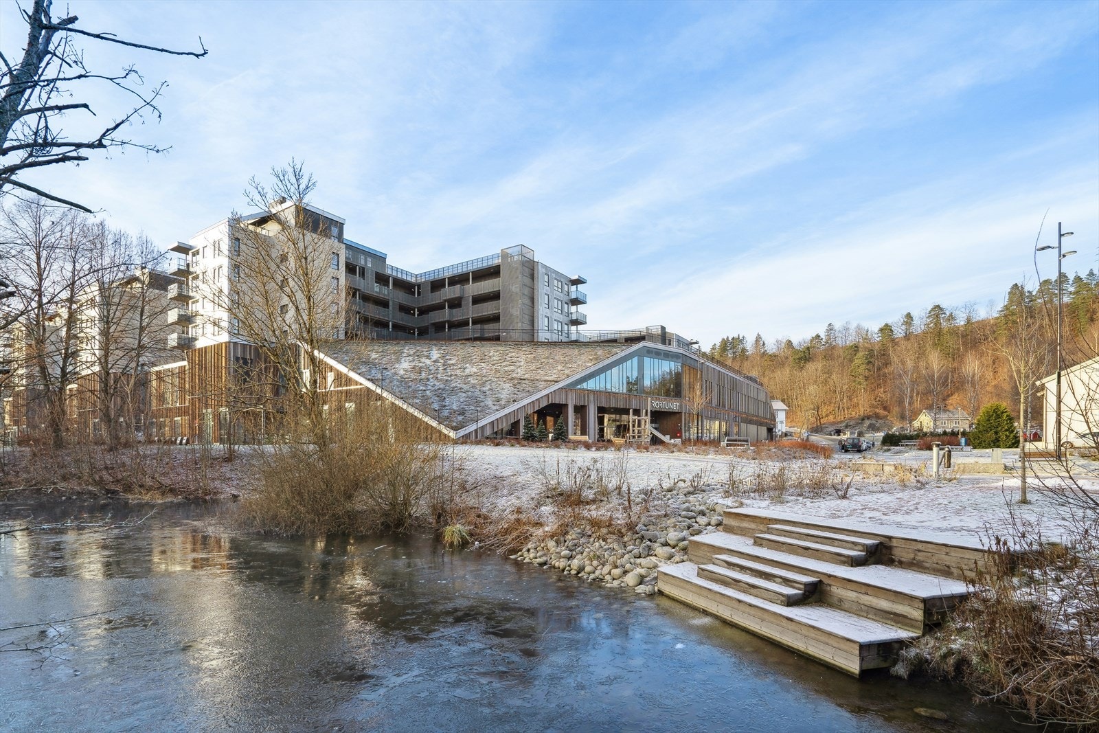Rortunet kjøpesenter ligger på tomten og det er felles garasjeanlegg i bygget. Galleribilde