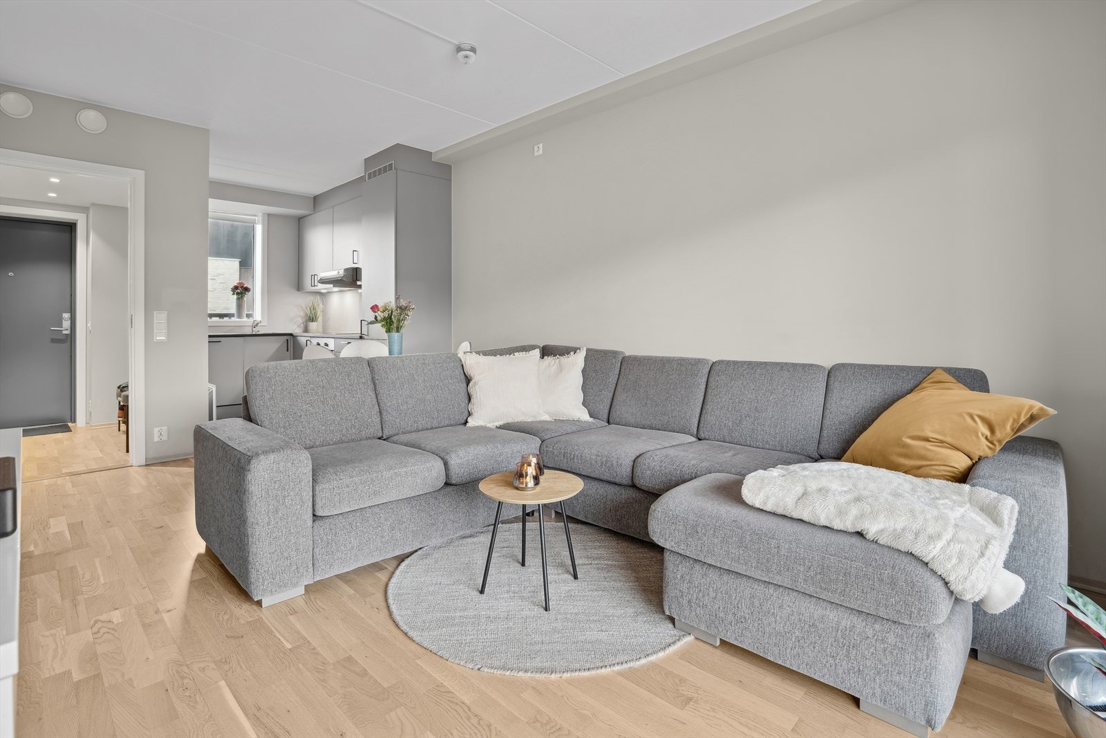 Leiligheten byr på en moderne åpen stue- og kjøkkenløsning som byr på et sosialt samvær under matlagingen. Galleribilde