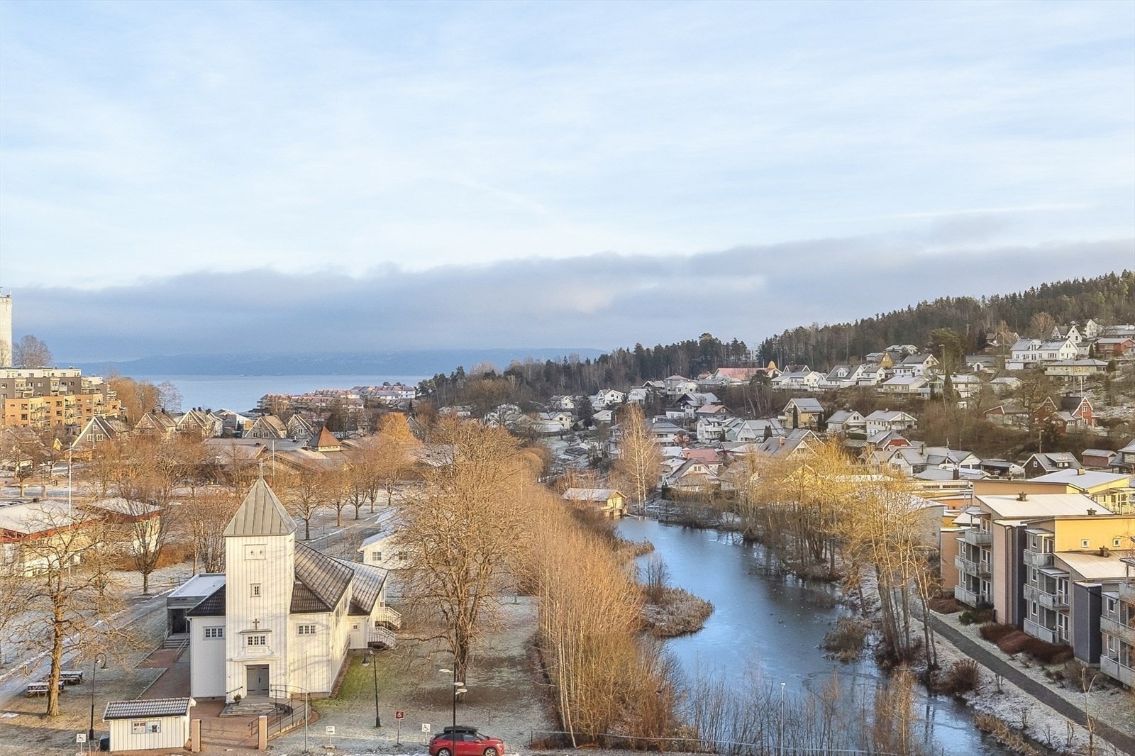 Leiligheten har flott utsikt mot Oslofjorden ved inngangspartiet. Galleribilde