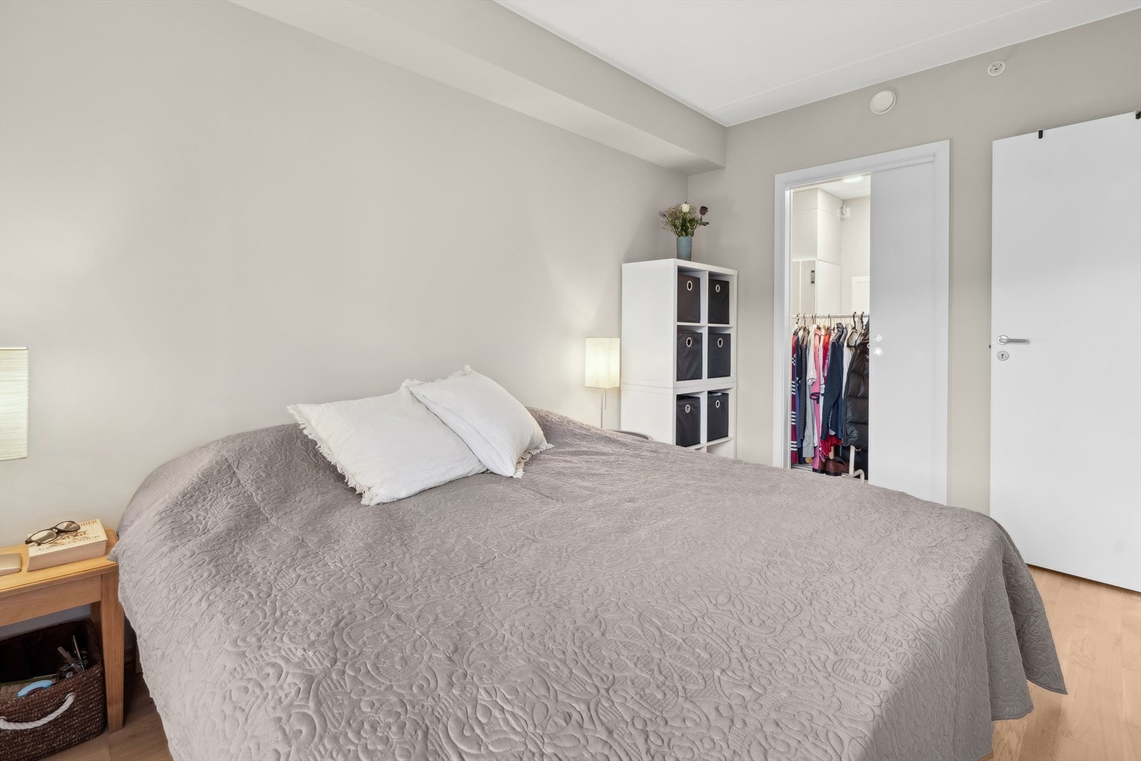 Hovedsoverommet har plass til en dobbeltseng og tilhørende nattbord. Galleribilde