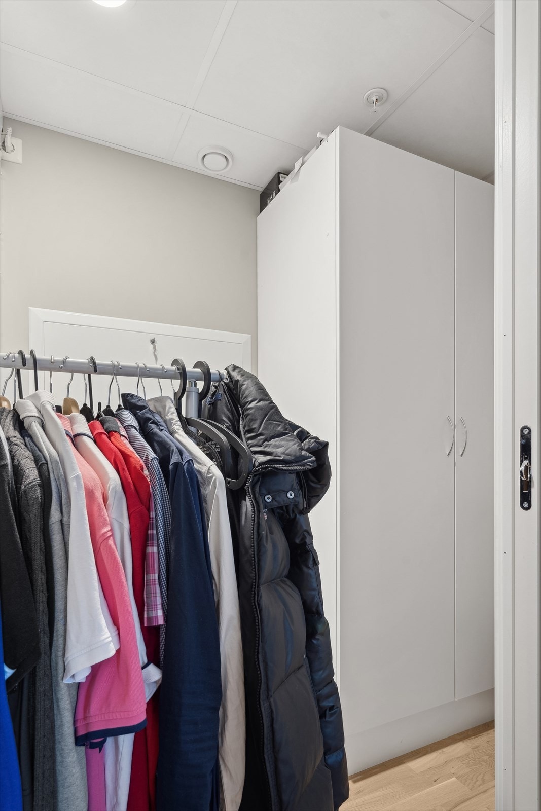 Fra hovedsoverommet er tilknytning til en bod som brukes som et omkledningsrom i dag. Galleribilde