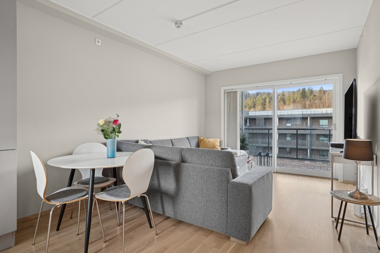 Fra stuen er det utgang til en vestvendt balkong på ca. 11 kvm. Galleribilde