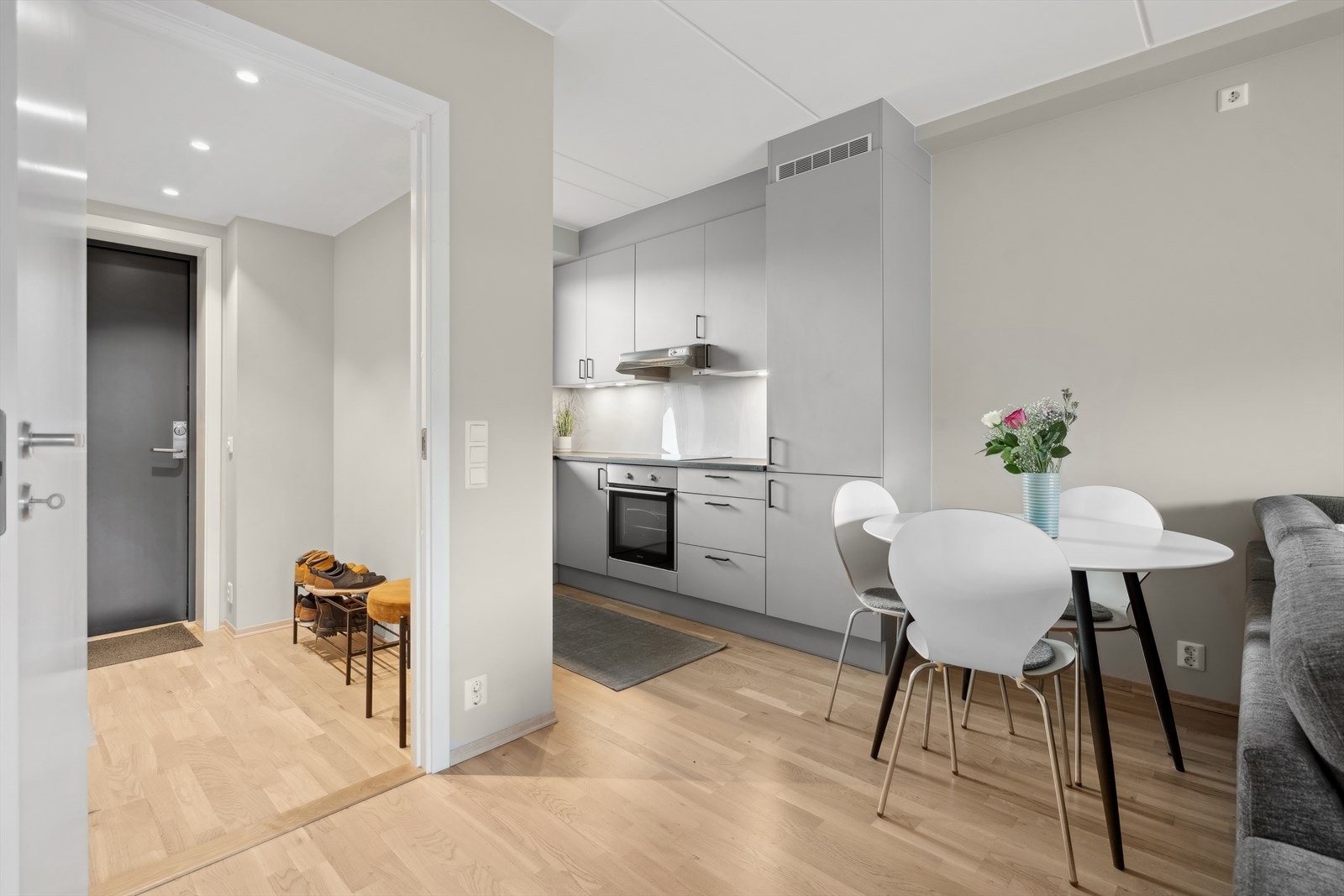 Entréen skaper et godt førsteinntrykk av leiligheten. Galleribilde