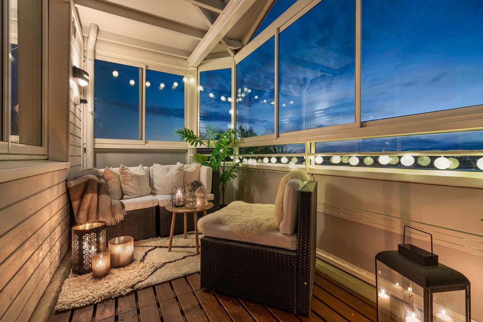 Leiligheten ligger i byggets 4. etasje og har en innglasset balkong med sjarmerende utsikt. Galleribilde