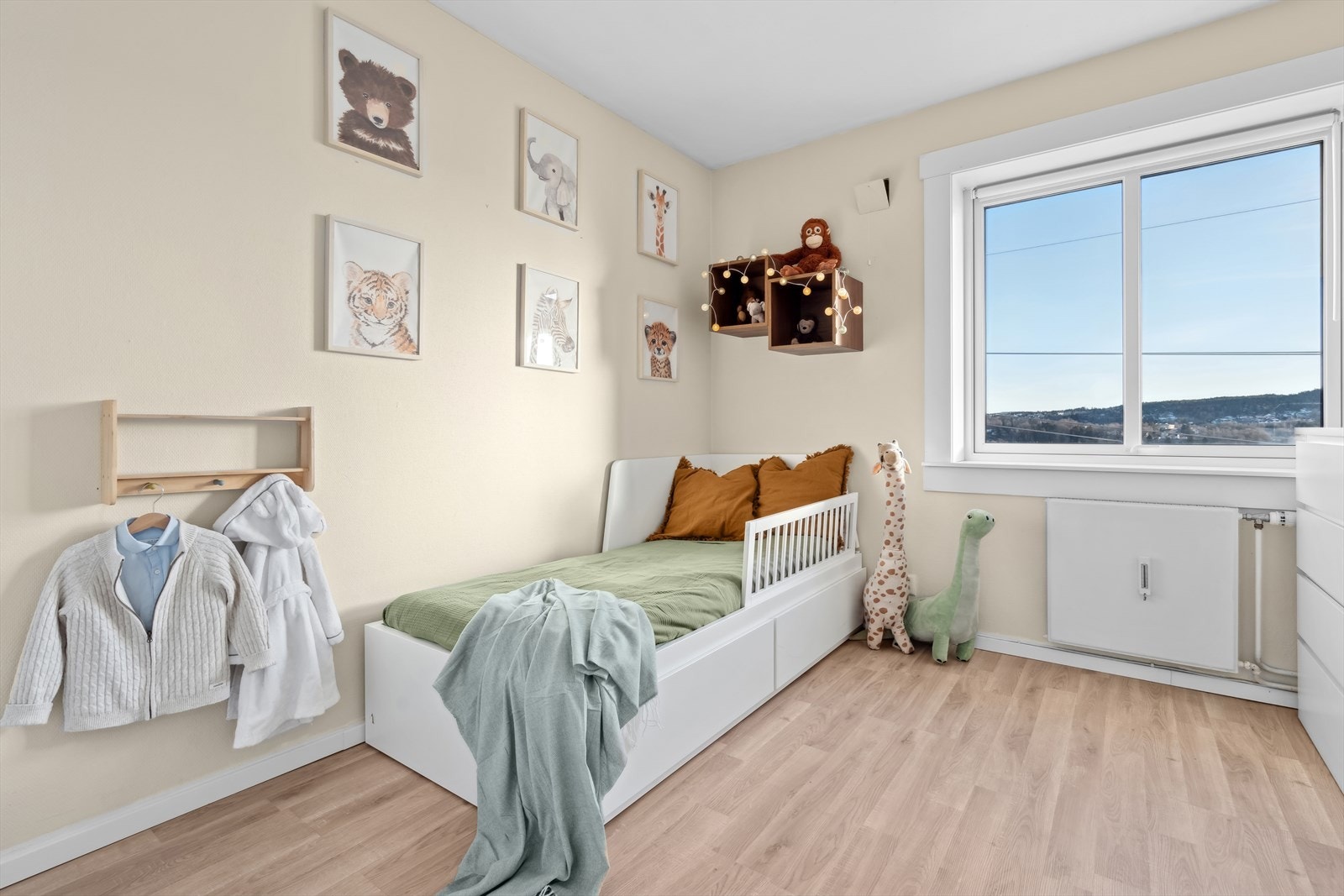 Begge rommene har god atmosfære og er malt i behagelige og tidsriktige farger. Galleribilde