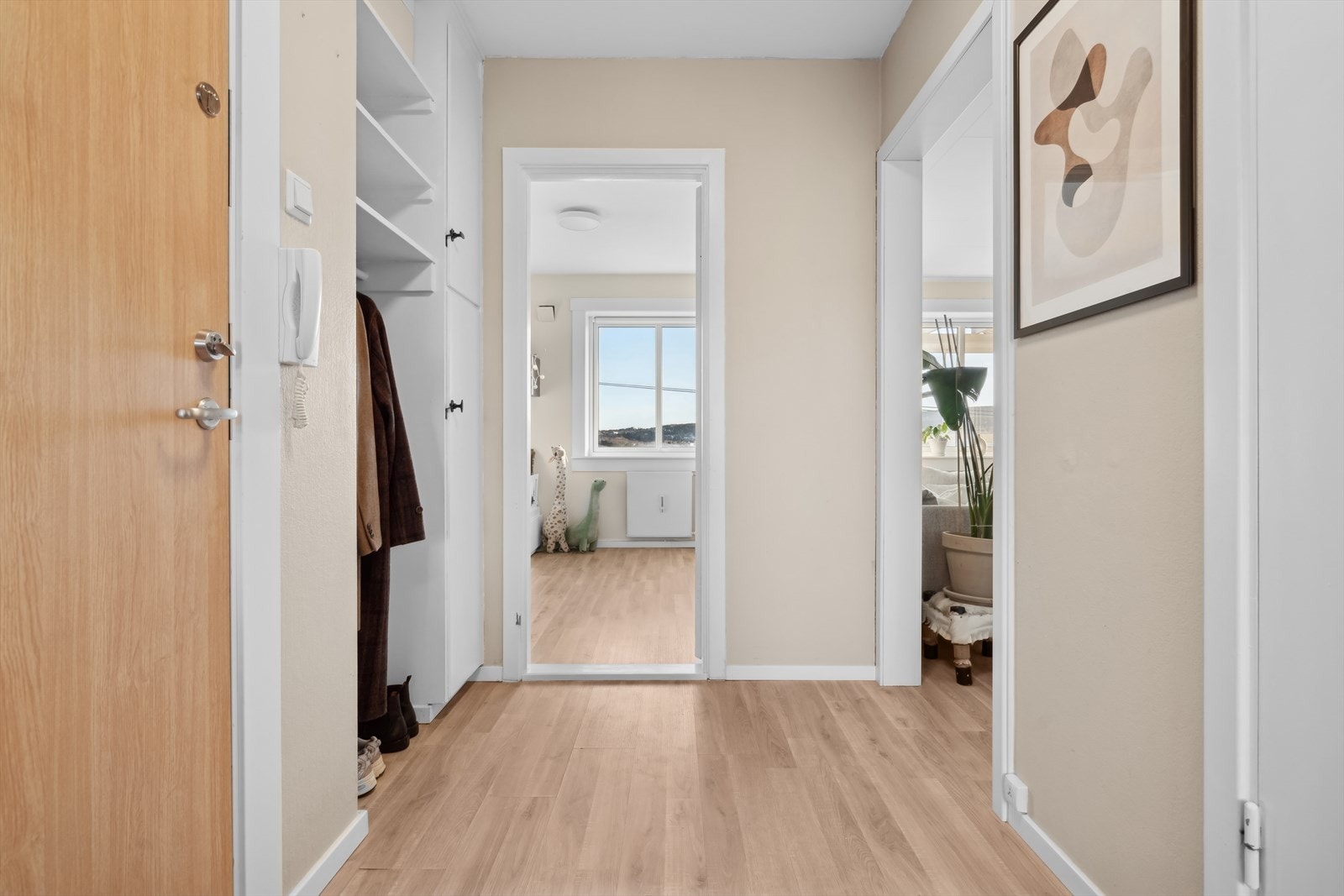 Fra entréen har du adkomst til nesten alle rom i leiligheten. Galleribilde