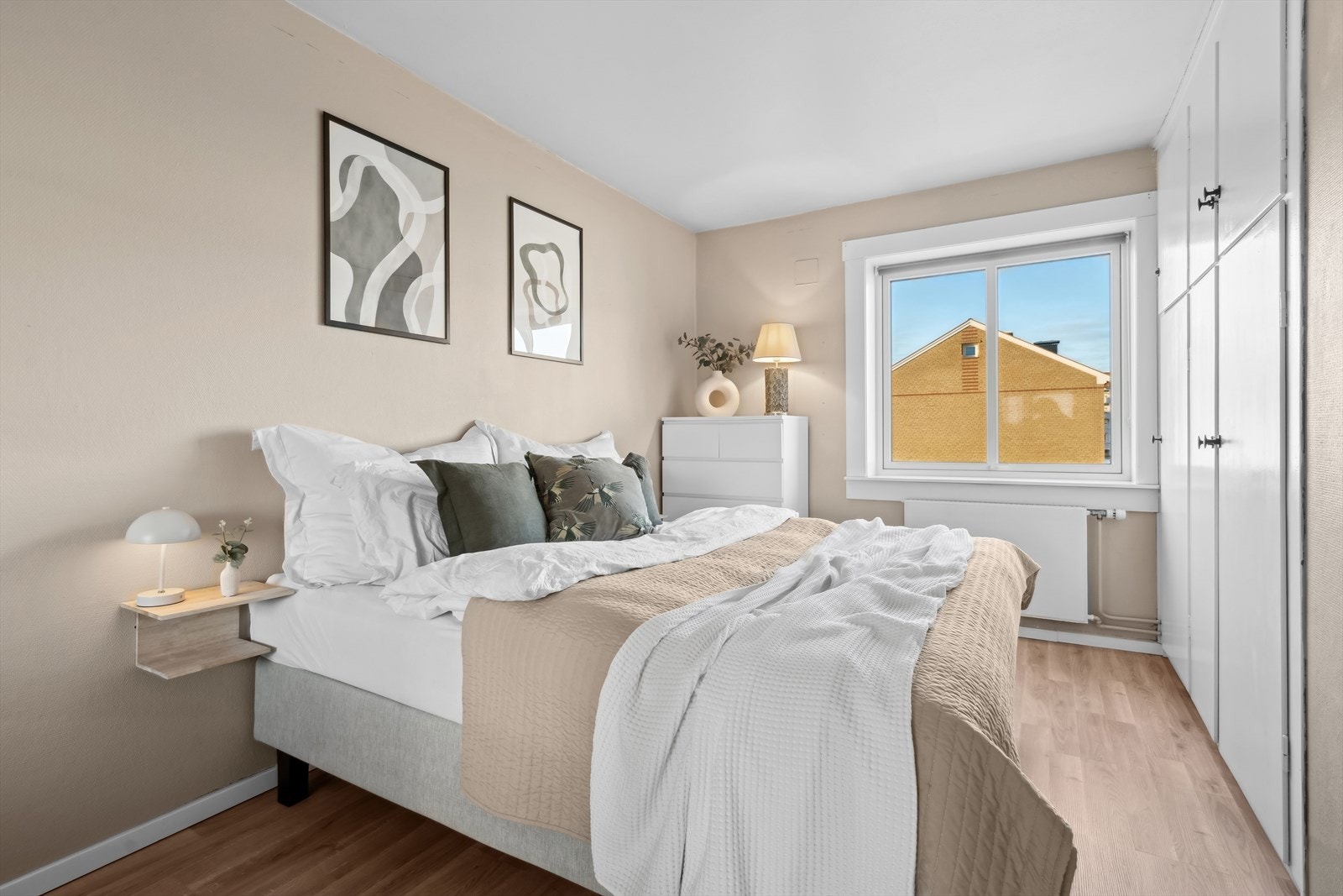 Her er det både et garderobeskap og innebygde garderobeskap Galleribilde