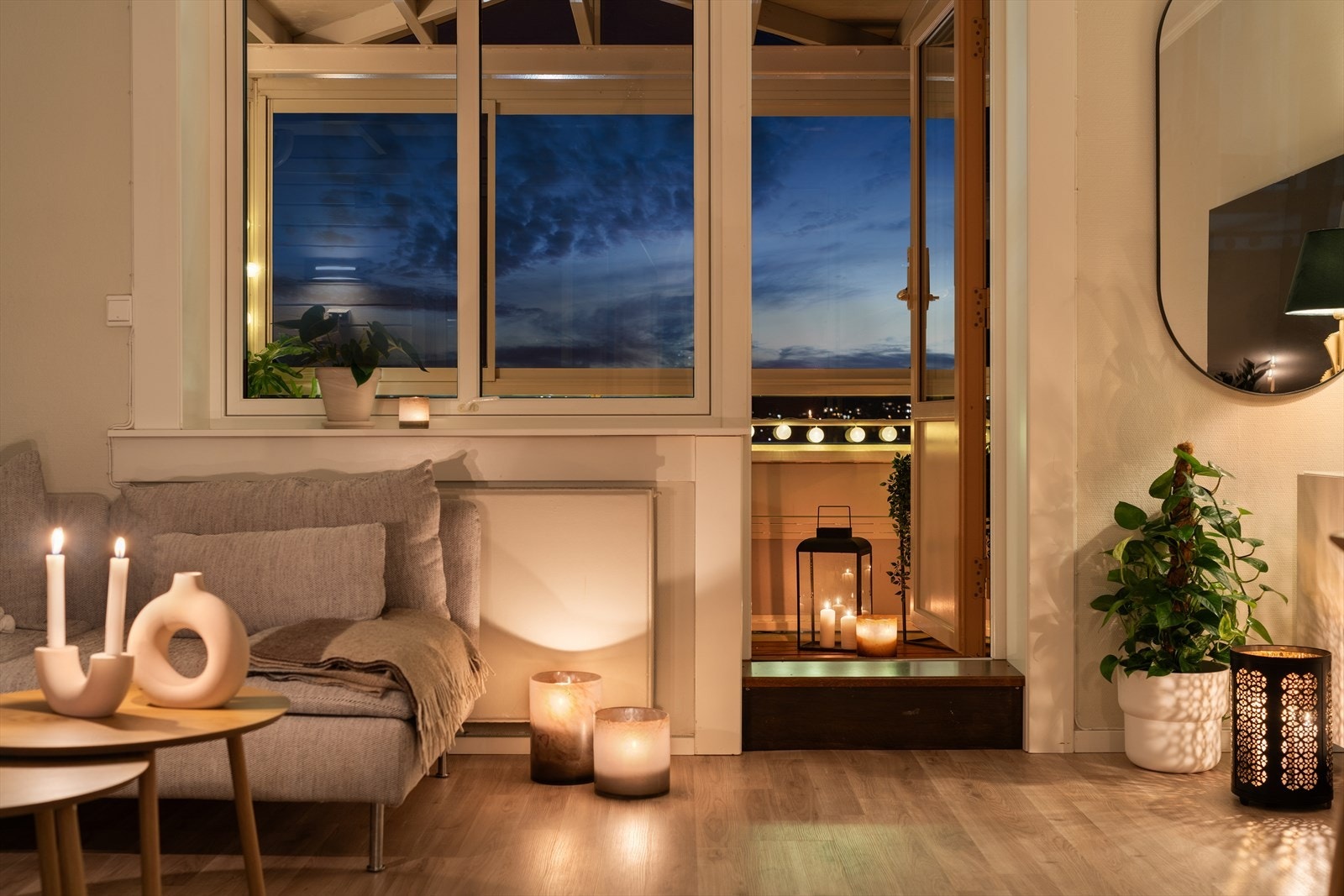 Balkongen har adkomst fra den romslige stuen. Galleribilde