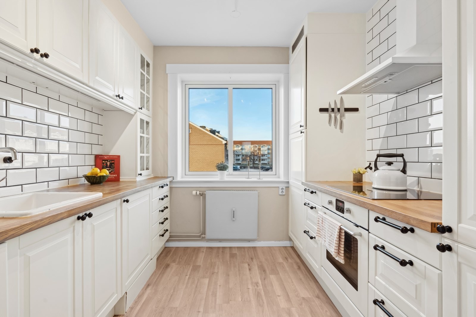 Delikat kjøkken fra 2016 med rikelig med oppbevaringsplass. Galleribilde