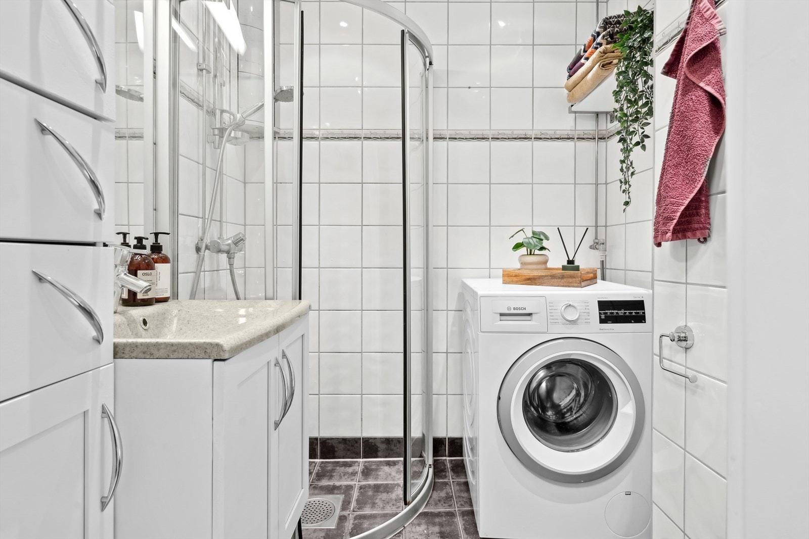 Lyst og pent baderom fra ca. 2006 i regi av brl. med flislagte gulv og vegger. Galleribilde