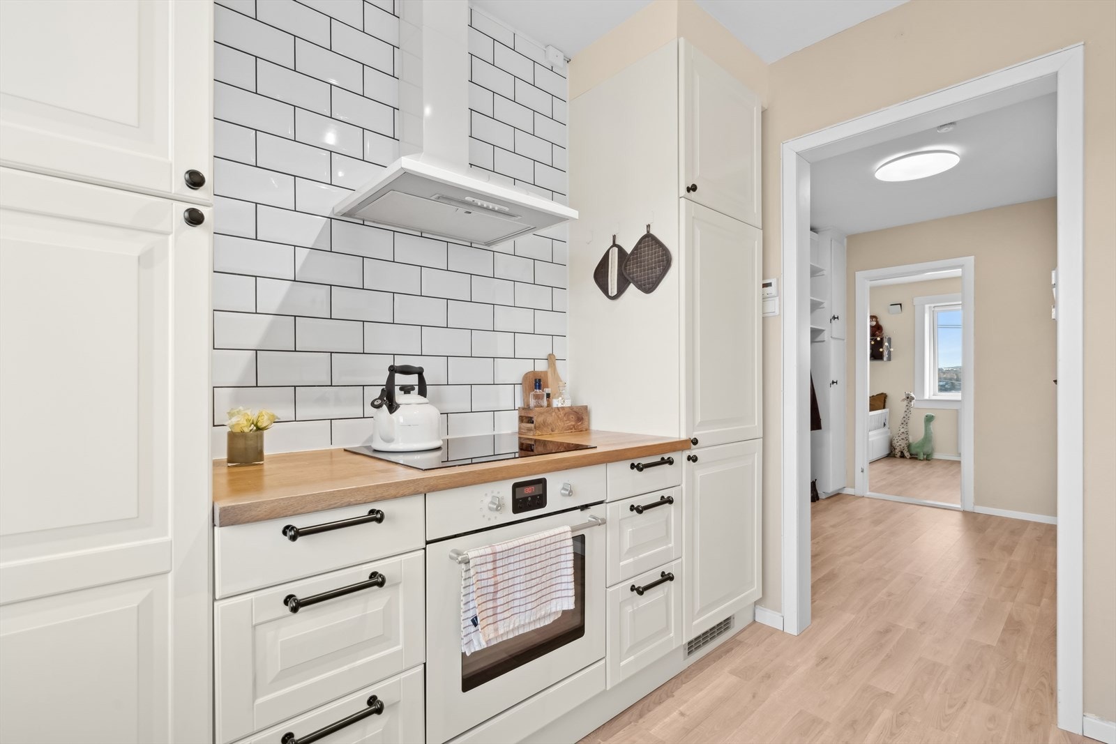 Integrerte hvitevarer. Varmtvannsbereder under kjøkkenbenk på ca. 120 liter. Galleribilde