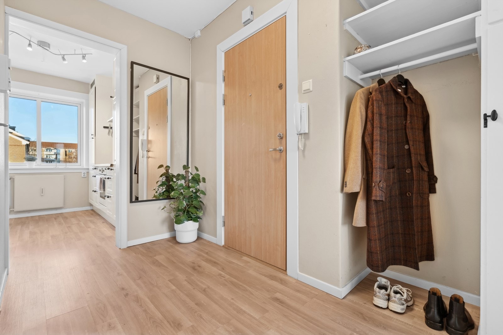 Innbydende felles inngangsparti med enkle trappetrinn til etasjeplan. Galleribilde