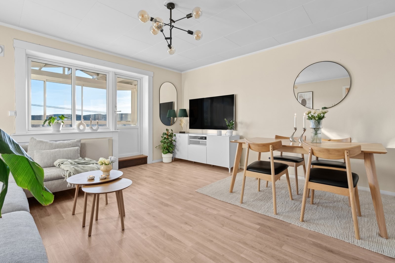 Stuen fremstår som en romslig, sosial arena med gode møbleringsmuligheter. Galleribilde