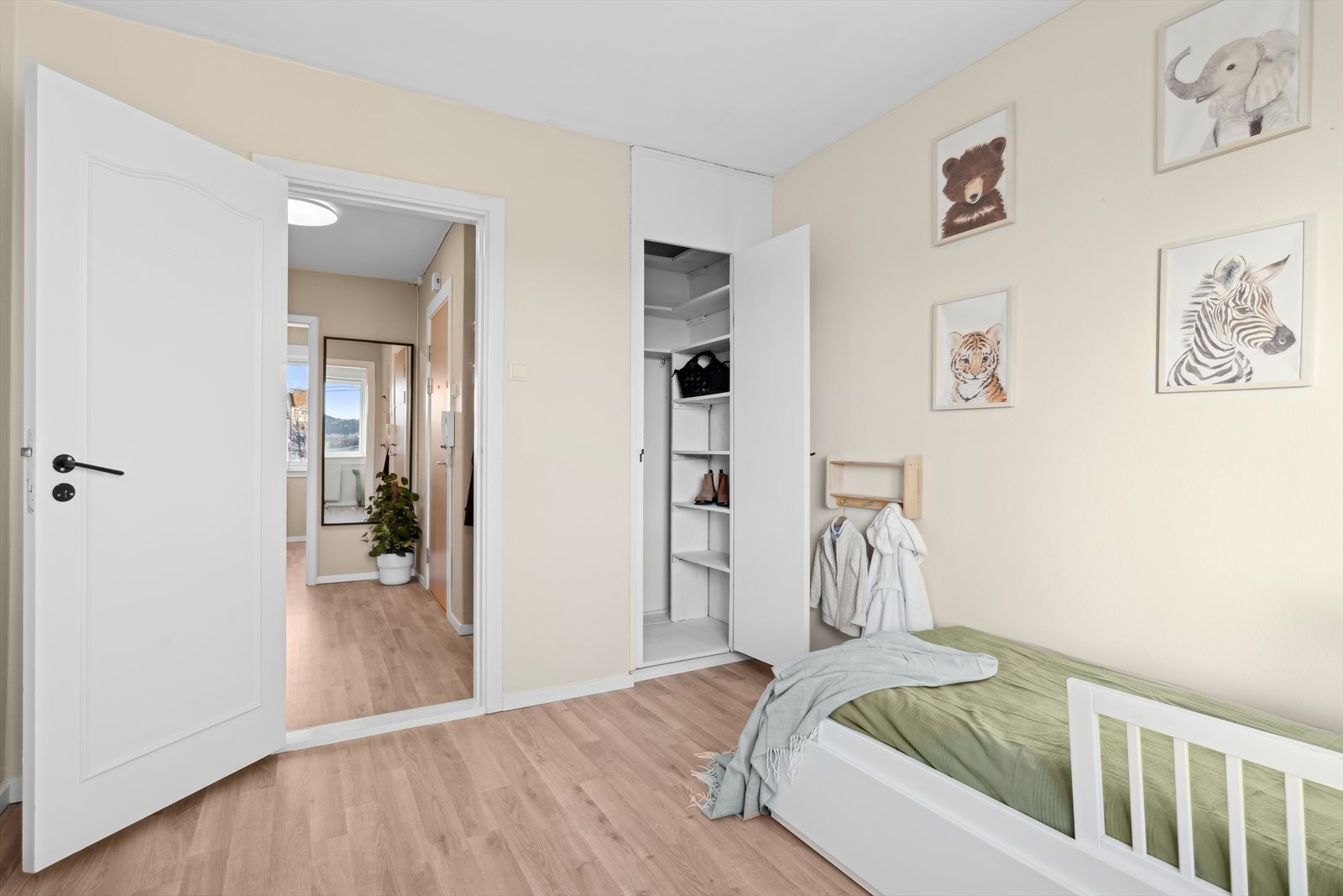 Soverom II har et innebygget walk-in closet. Galleribilde