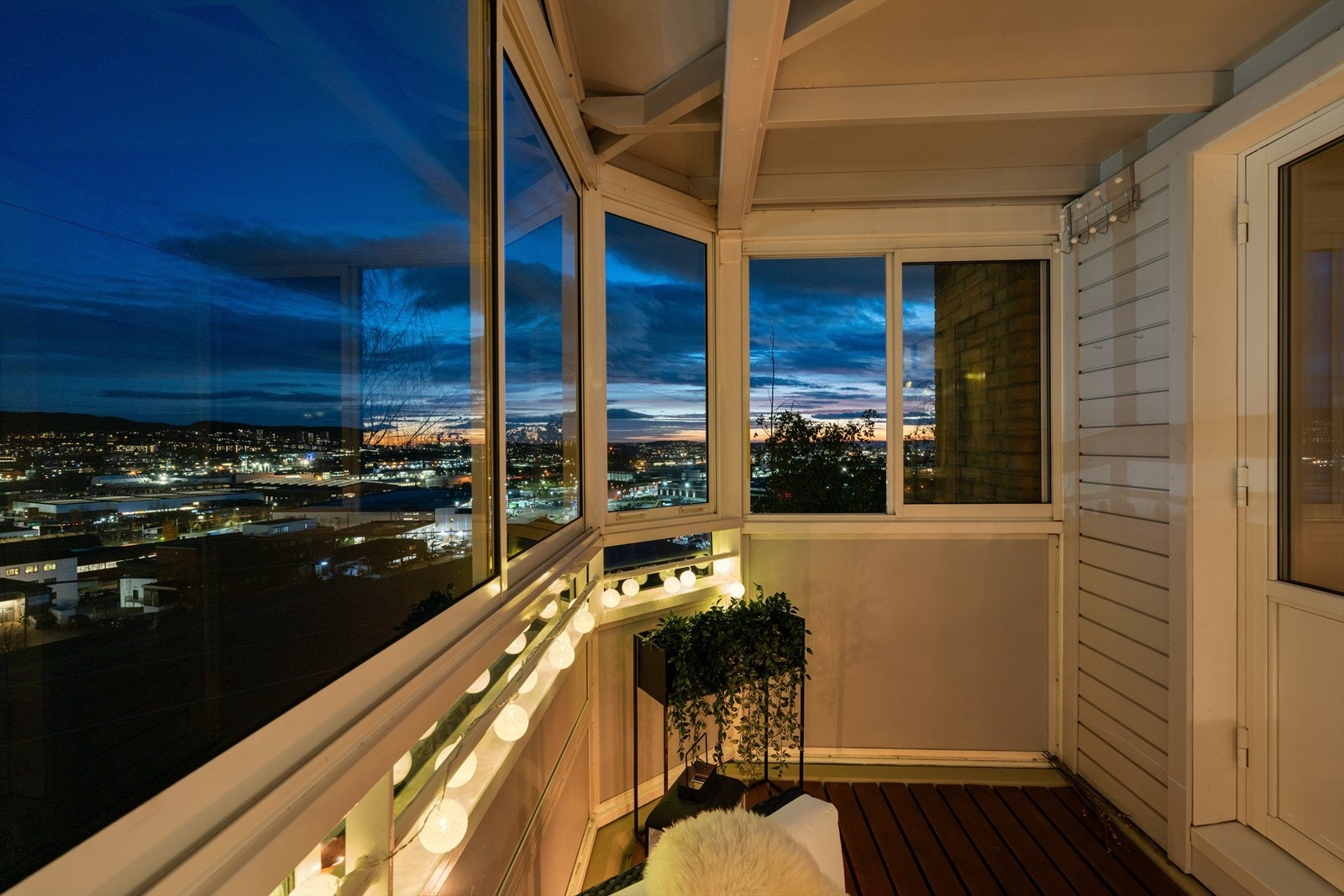 Balkong er på ca. 8 kvm og har god plass til utemøbler. Galleribilde