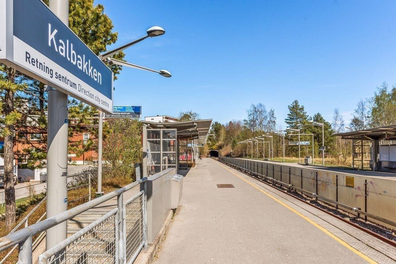 Kalbakken T-bane ligger ca 10 min gange fra boligen Galleribilde