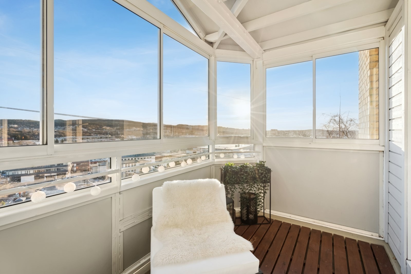 Solrik balkong med ettermiddag- og kveldssol. Galleribilde