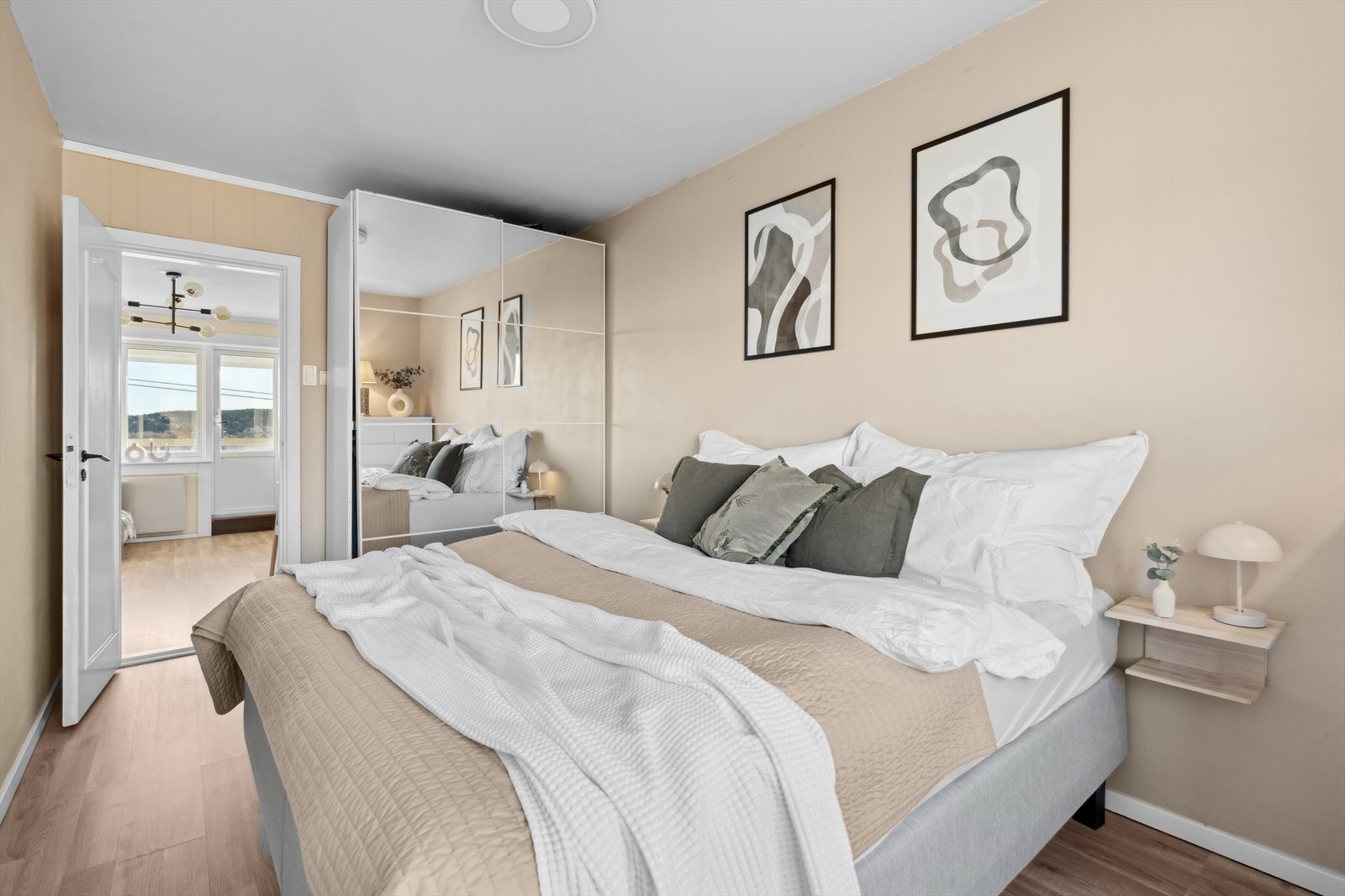 Leiligheten byr på to gode soverom. Hovedsoverommet er av god størrelse med plass til dobbeltseng og tilhørende møblement. Galleribilde