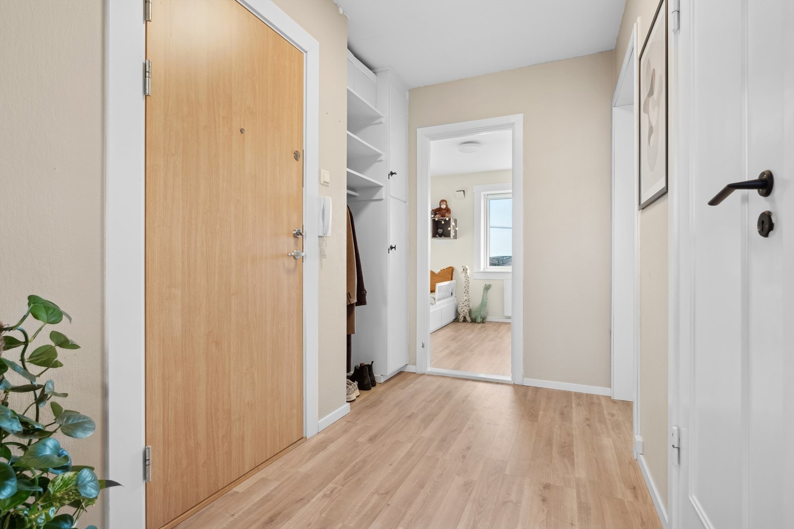 Entréen gir et godt førsteinntrykk av leiligheten med tidsriktige og trendy overflater. Galleribilde