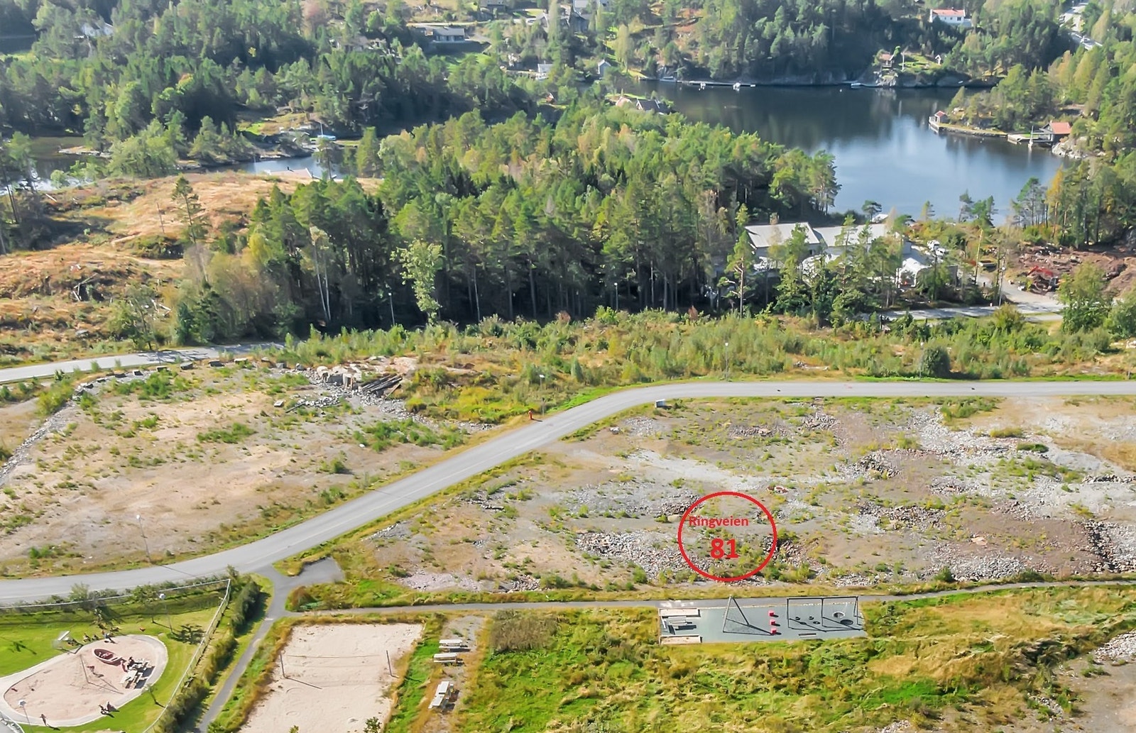 Bilde viser omtrentlig hvor tomten er plassert. Området har blitt mer utbygd siden flyfoto ble tatt. Galleribilde