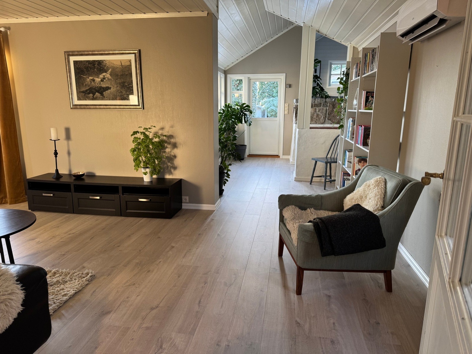 Det nye gulvet er gjennomgående og moderne i gråtoner (privat bilde) Galleribilde
