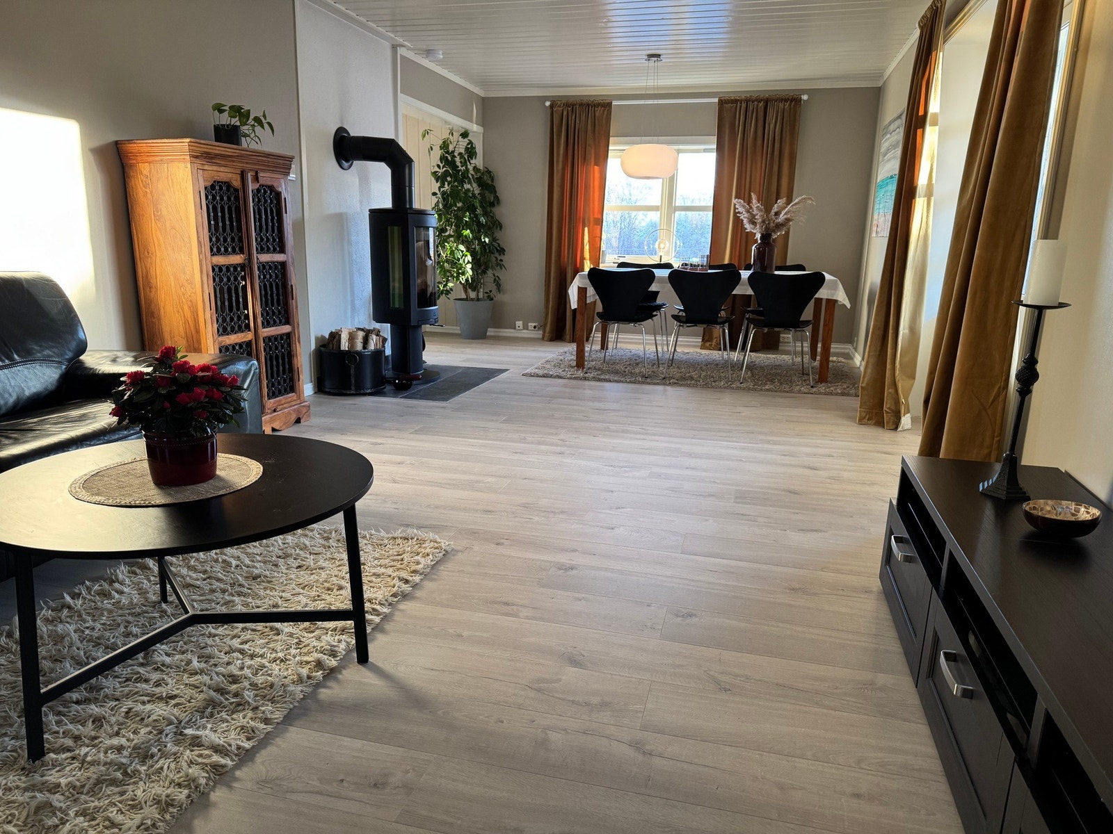 Det er nye gulv i stue og kjøkken.
(privat bilde) Galleribilde