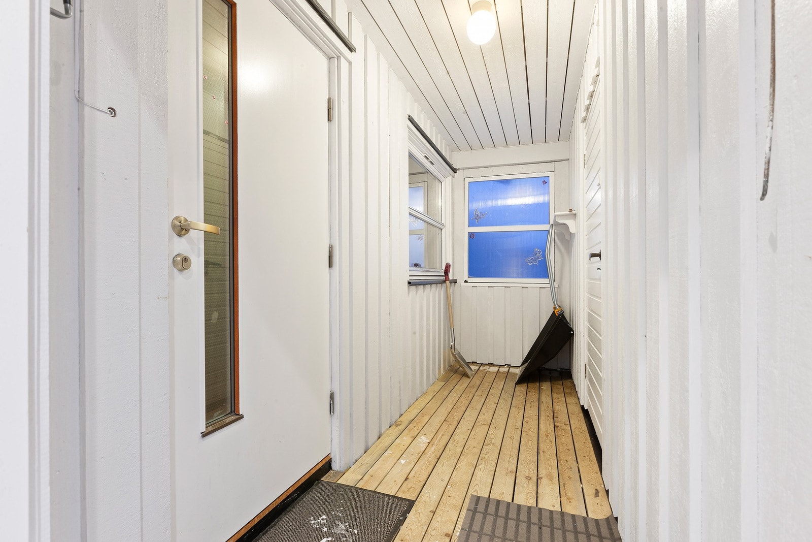 Velkommen inn! Dør til høyre er bod. Galleribilde
